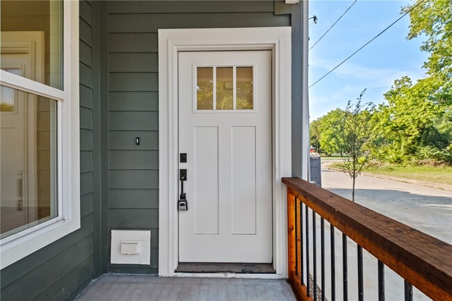 Building Photo - 588 S Willow Ave