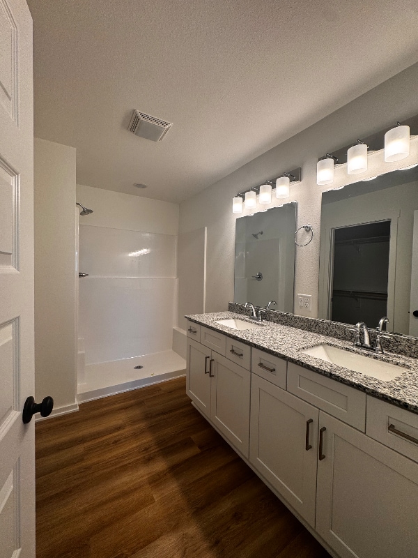 Building Photo - 935 N Labrador Ave