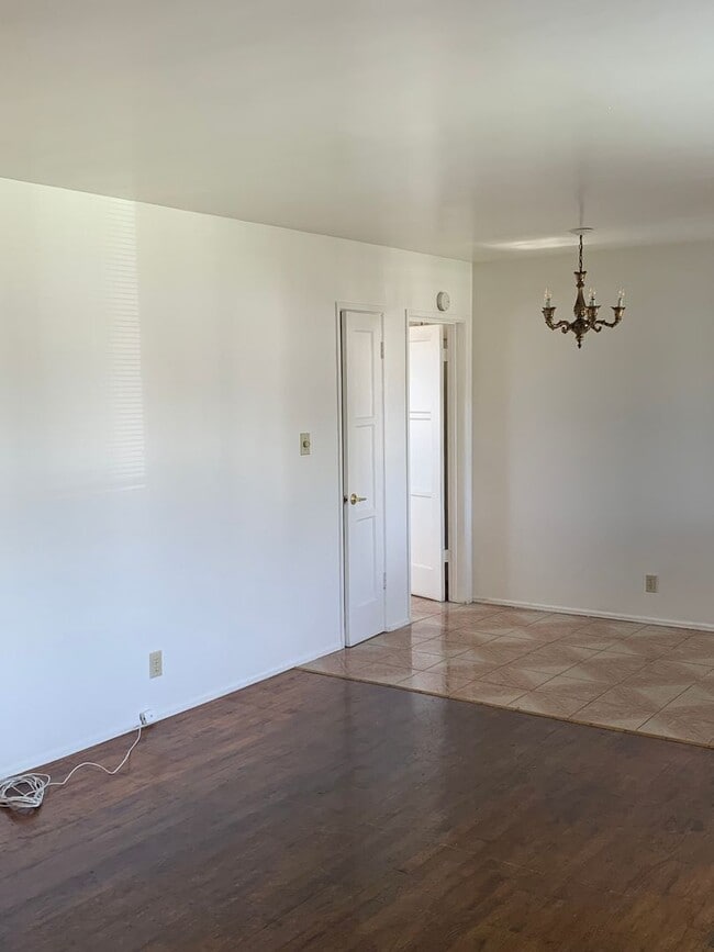 Building Photo - **MOVE-IN DEPOSIT SPECIAL** Lovely 2 Bedroom & 1 Bathroom