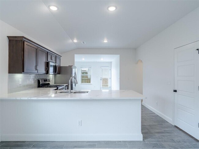 Building Photo - 2091 Bluestem Dr