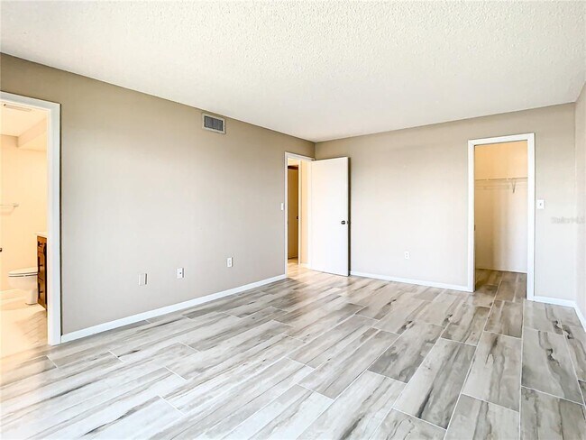 Building Photo - 4575 Cove Cir