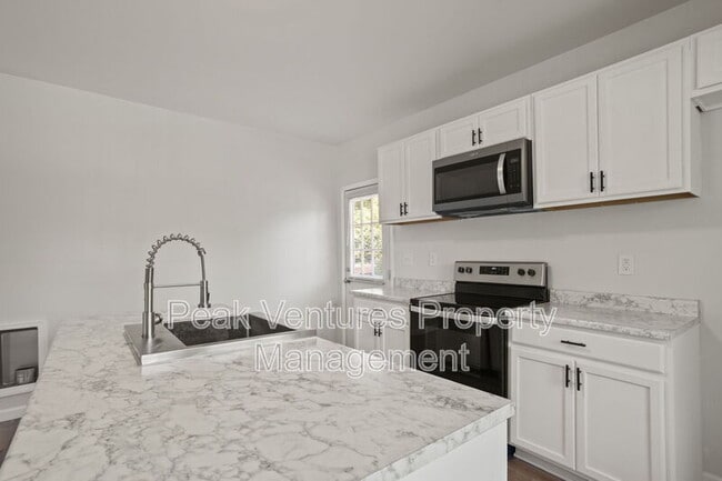 Building Photo - 704 Fairfax St