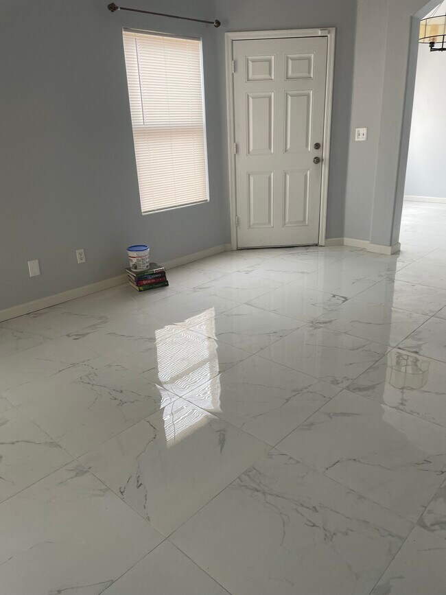 Building Photo - 2318 E Topeka Dr