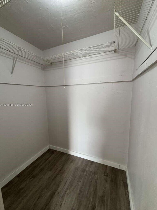 Building Photo - 301 Sharar Ave