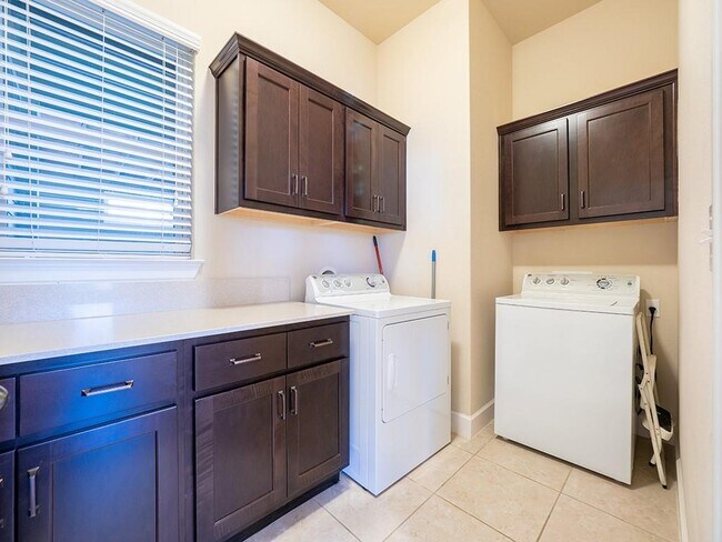 Building Photo - 5605 Roosevelt Ave