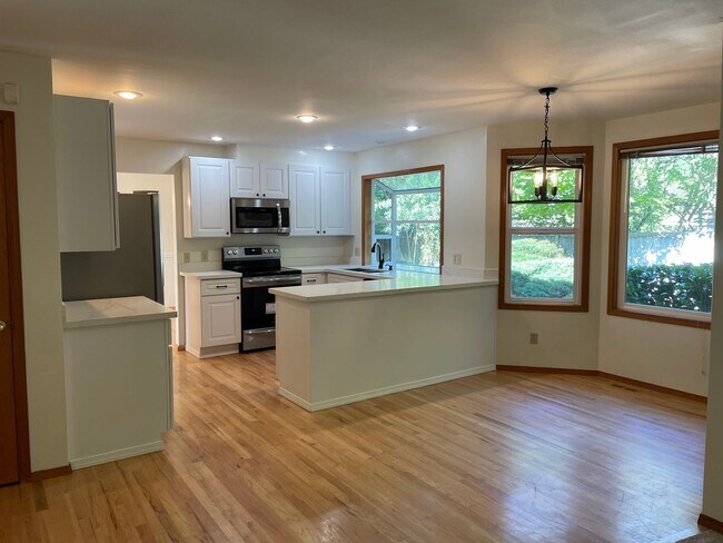 Building Photo - Beautiful Sammamish home on Quiet Street.