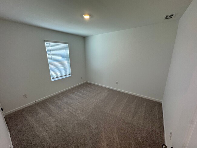 Building Photo - New 5 Bed 3 Bath Home in New Loganville Community!