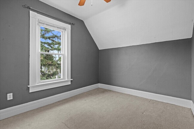 Bedroom 3 - 829 W Lincoln Ave