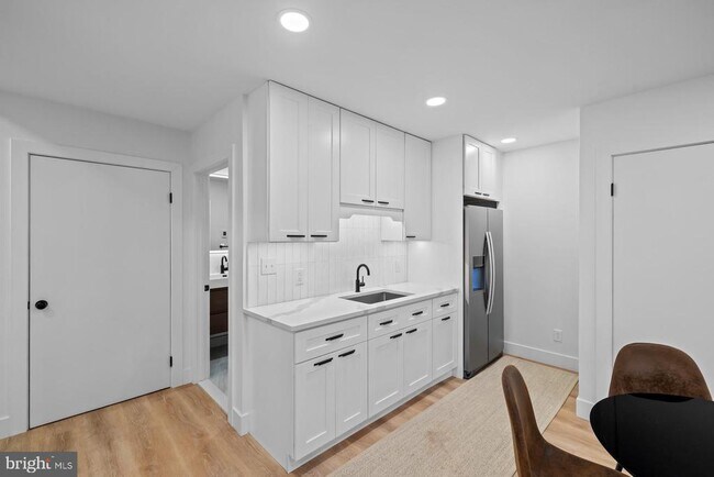 Building Photo - 5510 Beach Dr