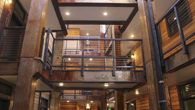 Building Photo - 4780 SE Milwaukie Ave