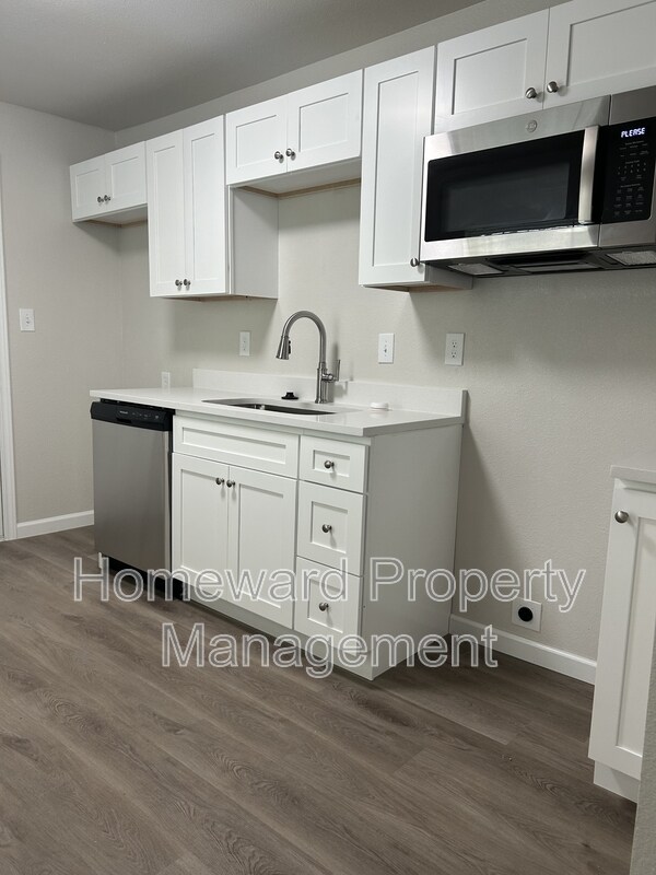 Building Photo - 407 N Justin Ave