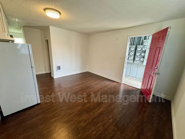 Building Photo - 1960-1933 33rd Ave