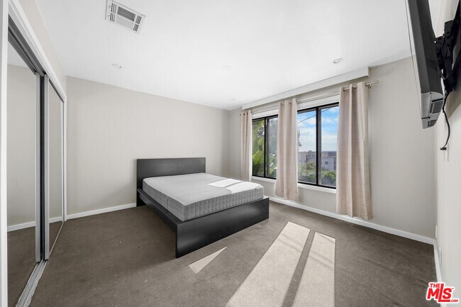 Building Photo - 1145 Larrabee St