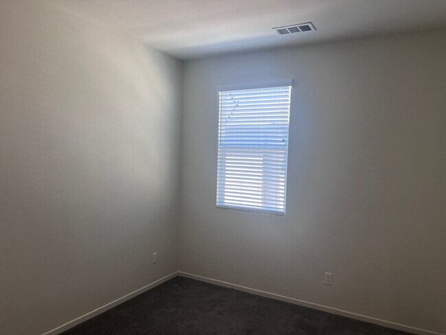 Building Photo - Gorgeous Like-New 4BD/3.5BA Oceanside Townhome! Bright & Airy Open Floor Plan, Stainless Applianc...