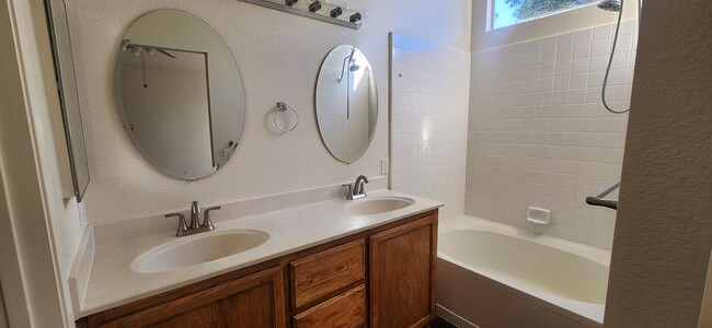 Building Photo - 3 Bedroom Elk Grove Home