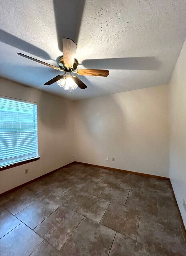 Building Photo - 917 Seminole Dr