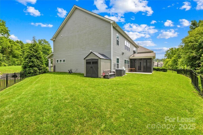 Building Photo - 2136 Laurens Dr