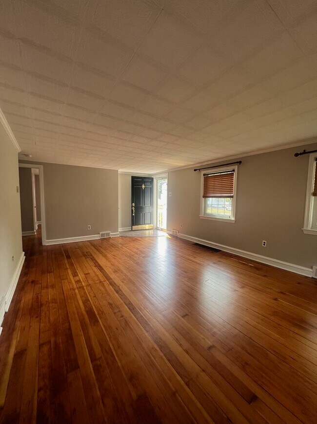 Livingroom - 70 Tartan Rd