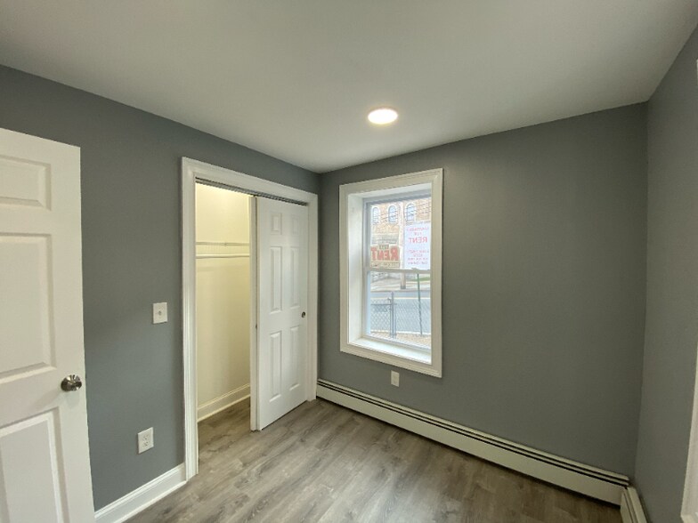 Building Photo - 301 Lilac Ln