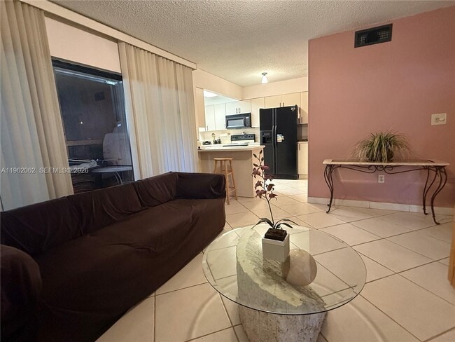 Building Photo - 6500 Kendale Lakes Dr