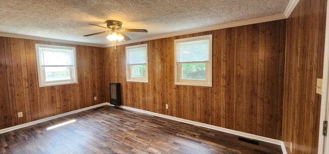 Building Photo - Welcome to this charming 3-bedroom, 2-bath...