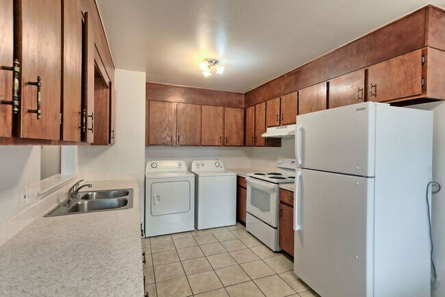 Building Photo - Students Welcome! Great Location!