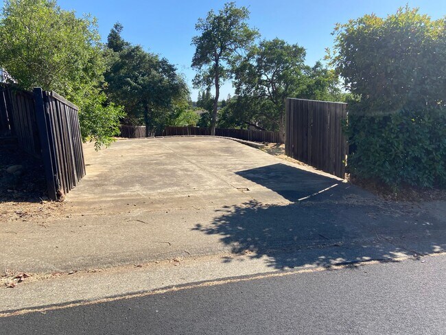 Building Photo - Beautifully remodeled 3 Bdrm+Master retrea...