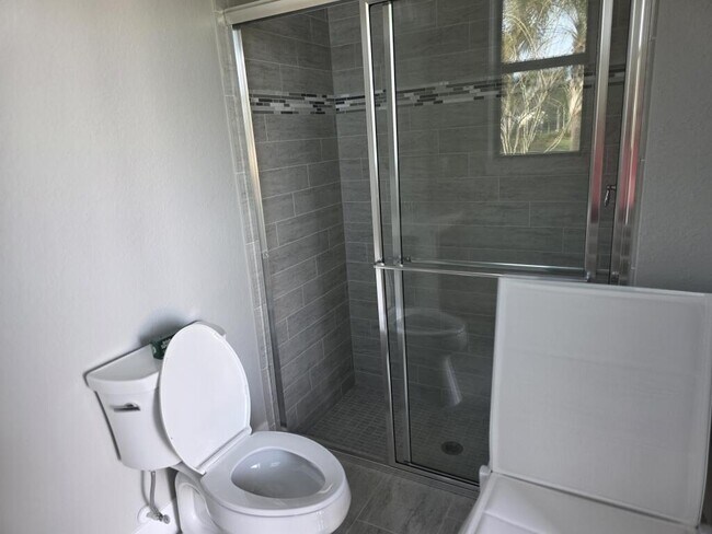 Building Photo - 527 SE Vallarta Dr