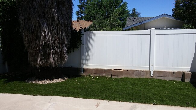 Building Photo - Northwest single level condo offering many...