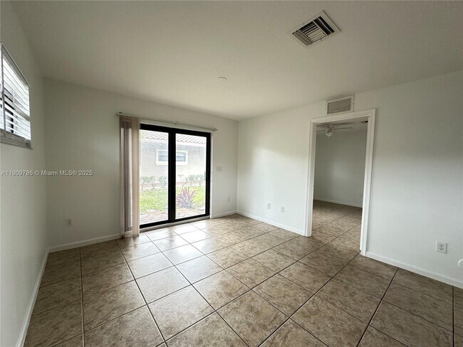 Building Photo - 1045 NE 10th Ave