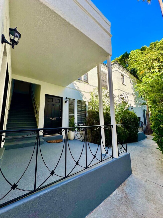 Building Photo - Sun-Filled 2-bed 1-bath Second Floor short...