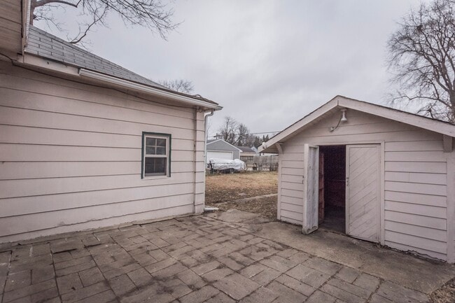 Building Photo - Spacious 3 bedroom with fenced in yard!