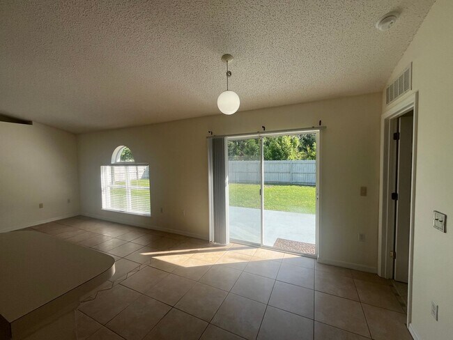 Building Photo - Beautiful Home with Spacious backyard