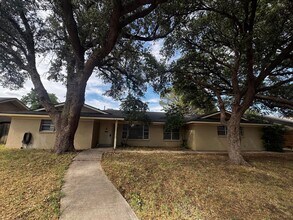Building Photo - 4 Bedroom 3 Bathroom Ready To Rent!