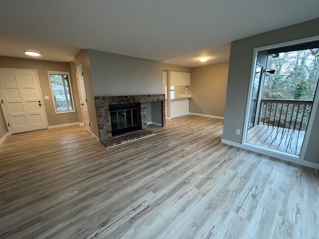 Building Photo - Spacious lower unit in refurbished duplex