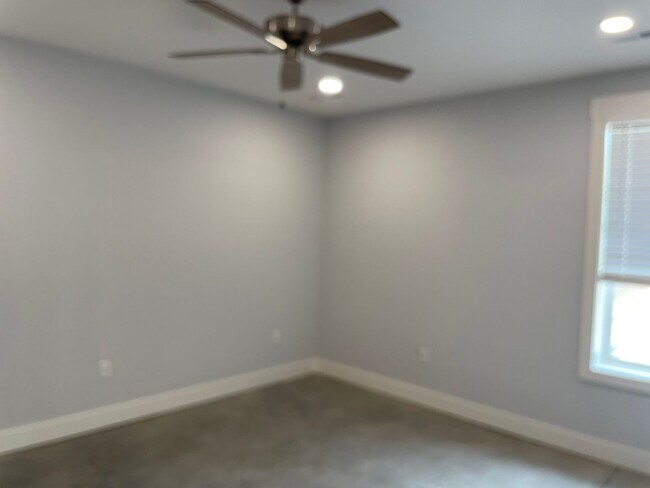 Building Photo - One-Level Barn Apt with Garage