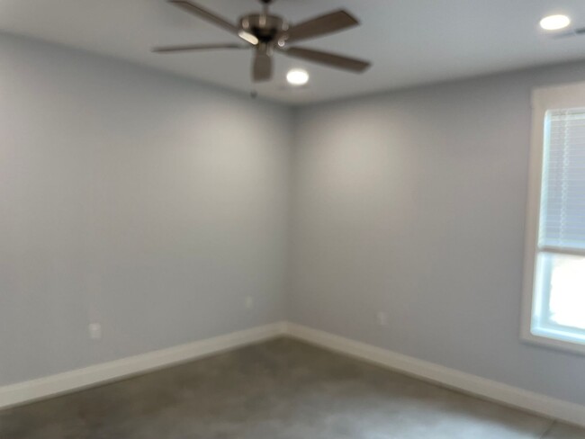 Building Photo - One-Level Barn Studio Apt with Garage