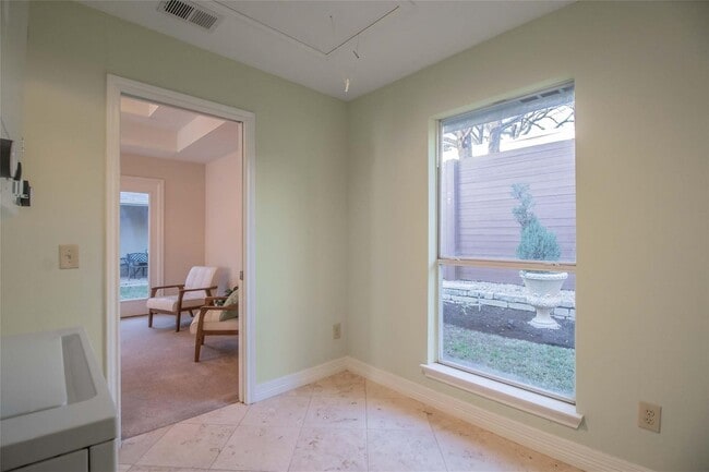 Building Photo - White Rock Highlands  4 bedrooms, 2.5 baths