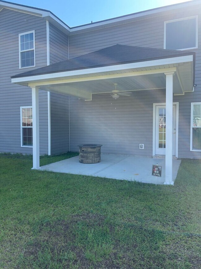 Building Photo - Stunning well kept 4 bed/ 3 bath home!