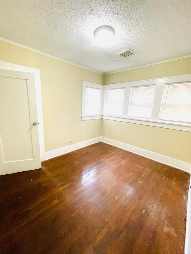Building Photo - ** 4 Bed 2 Bath located by Jackson Hospita...