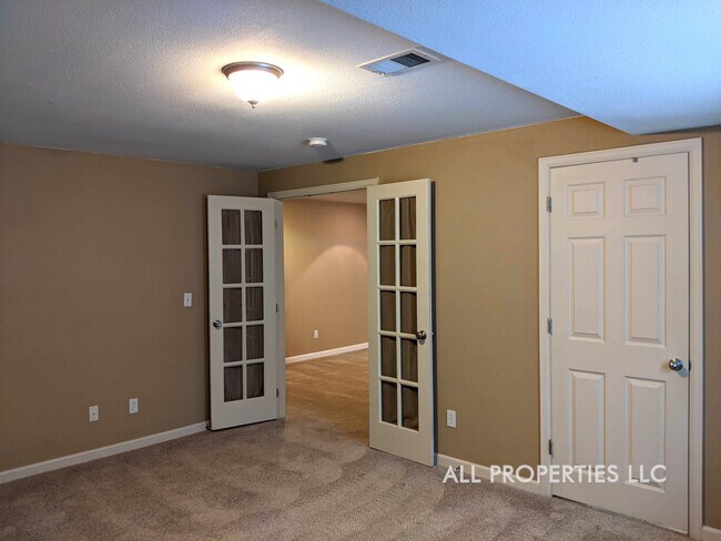 Building Photo - 10467 Robb Dr