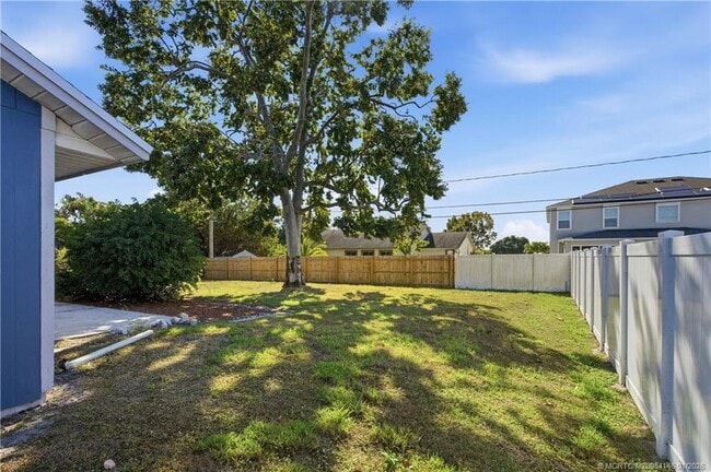 Building Photo - 1074 SW Jennifer Terrace