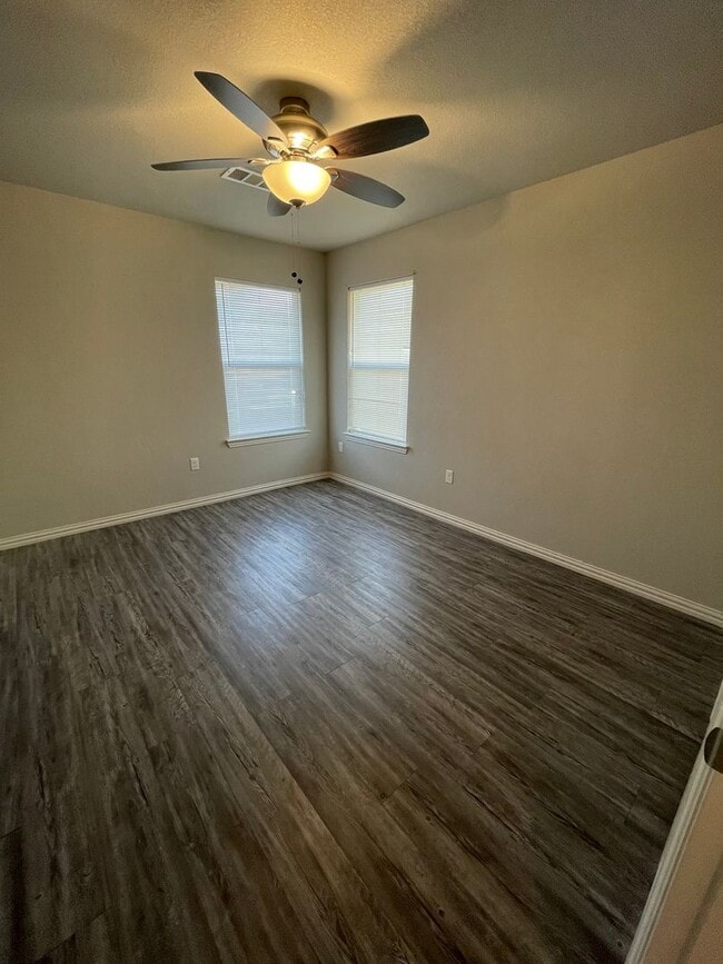 Building Photo - Close to school/Neighborhood surrounded by...