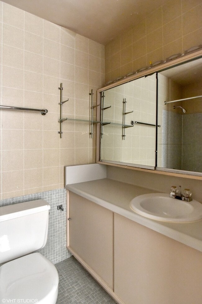 Building Photo - 2400 N Lakeview Ave