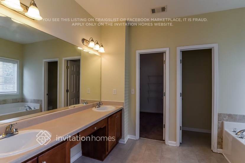 Building Photo - 3465 Gardenside Dr SW