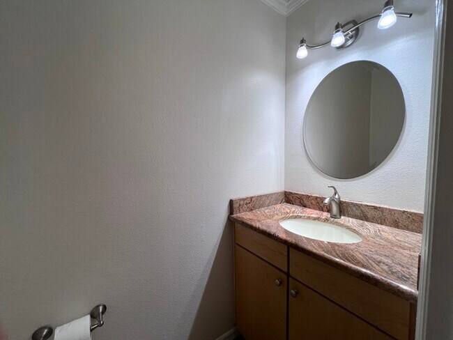 Building Photo - Beautifully updated 2 bedroom 2 1/2 baths ...