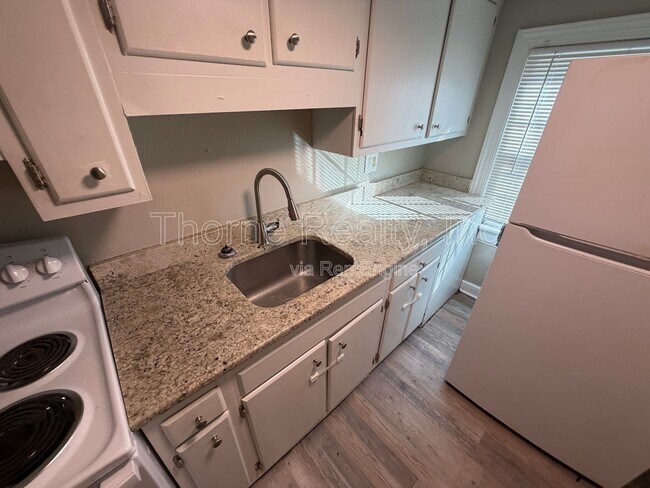 Building Photo - 814 Sunset Ave