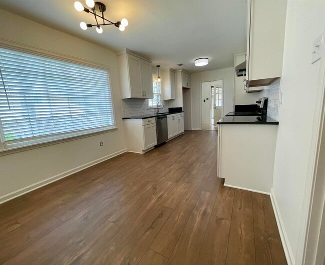 Building Photo - 2420 Stratfield Dr