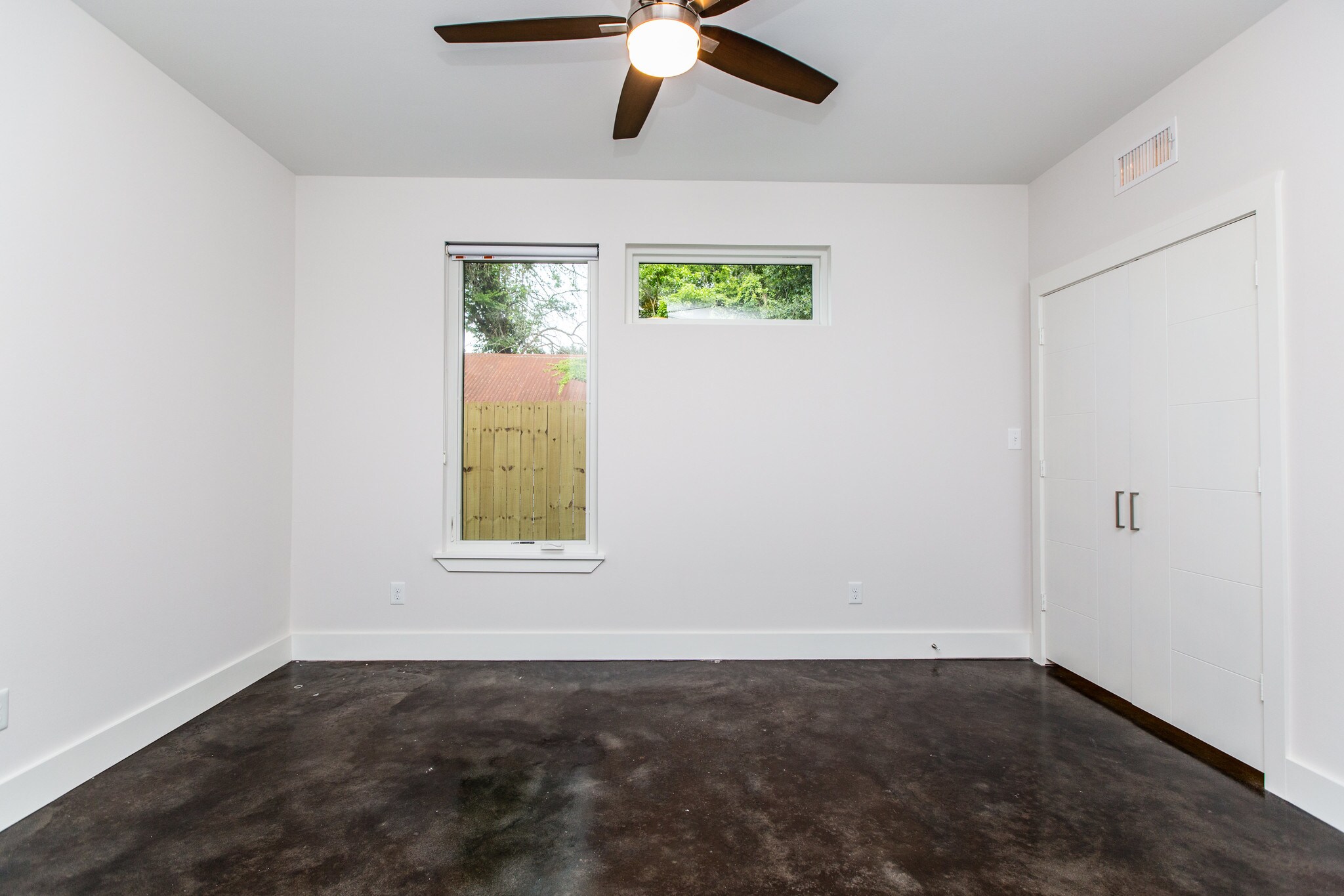 Building Photo - 905 W Austin St