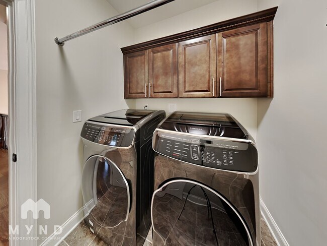 Building Photo - 2995 Manorview Ln